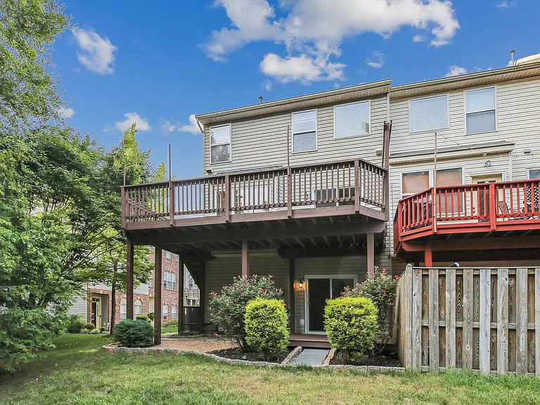 6733 Sullivan Way — Photo 2