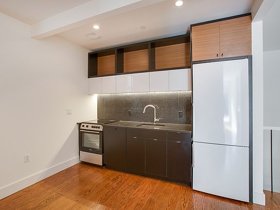 3rd image of 194 Hawthorne St #22F