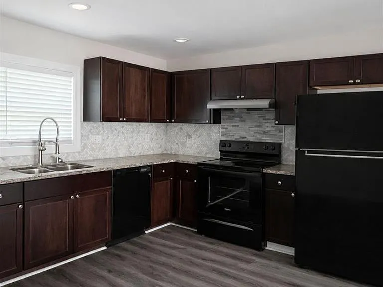 16 Wadley St NW — Photo 3