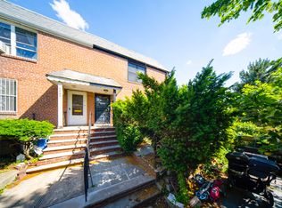 2065 21st St, Astoria, NY 11105