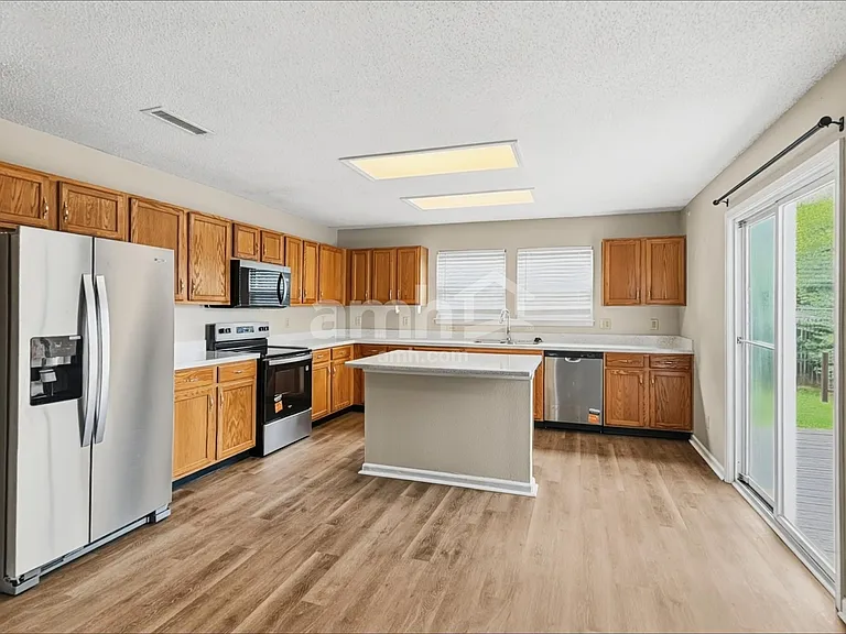 2324 Shadowbrook Dr — Photo 4