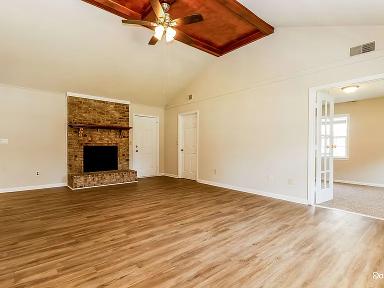 1311 Hampton Dr — Photo 6