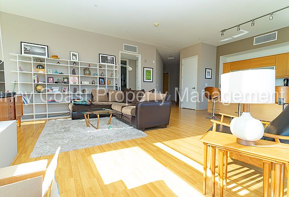 4th image of 350 W Ash St Unit 1007