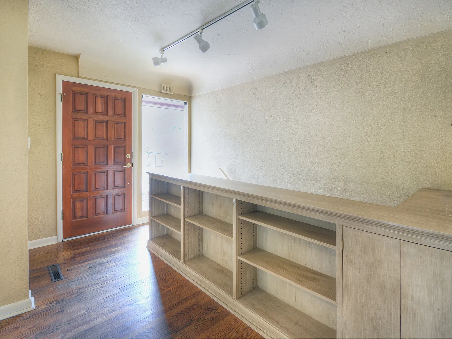 3 bed, 2038 sqft, $2,800 — Photo 2