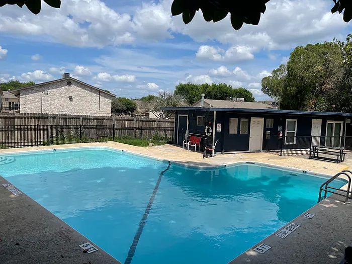 2nd image of 3102 Hillcrest Dr #8a6ac93ba