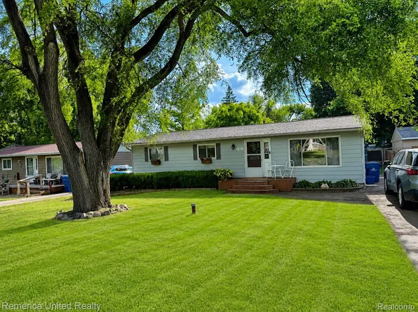 4861 Allingham Dr, White Lake, MI 48383