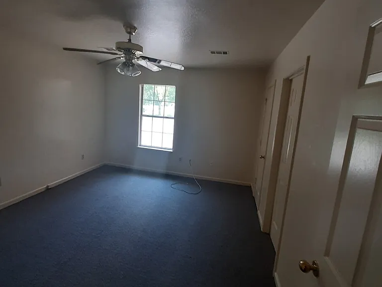 923 W Oak Butlers #1 — Photo 12