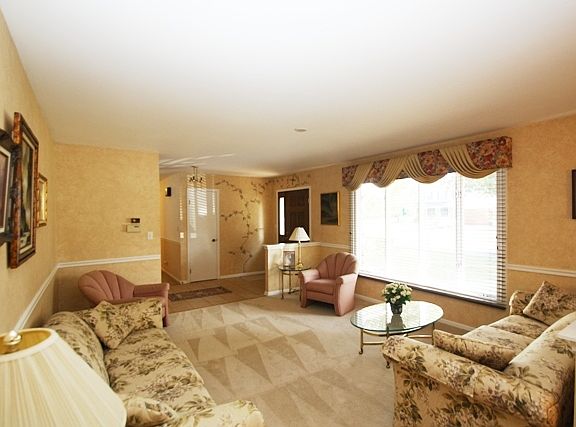 5th image of 328 Hillside Ct