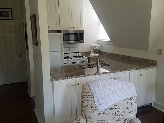 3rd image of 418 Warren Cres APT 4
