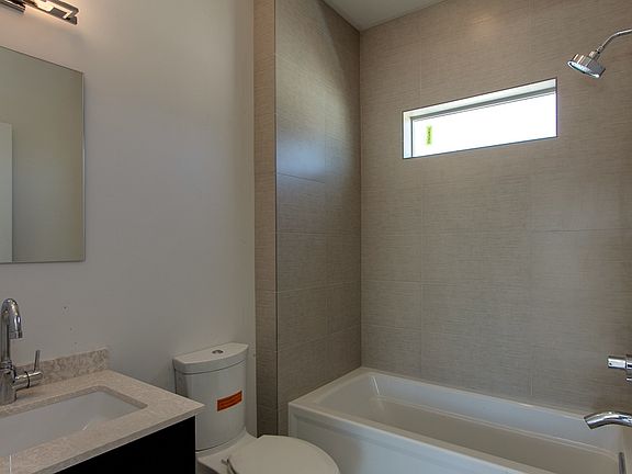 Master bath w/window