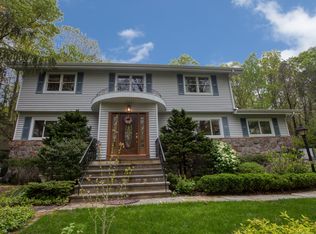 10 Cupid Ct, Dix Hills, NY 11746