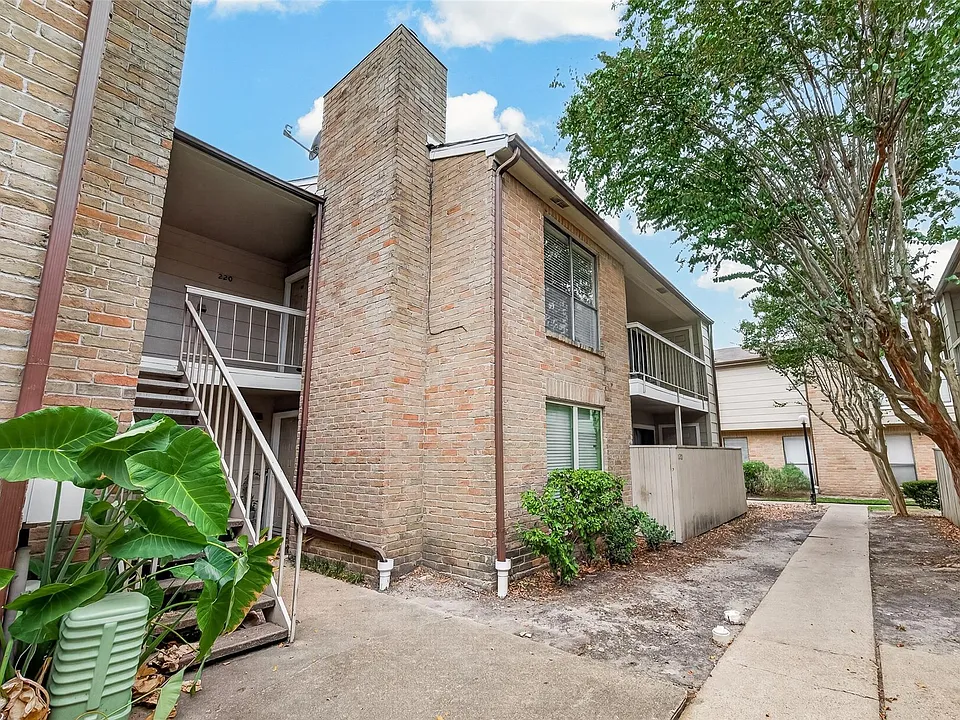 2120 Wilcrest Dr #220