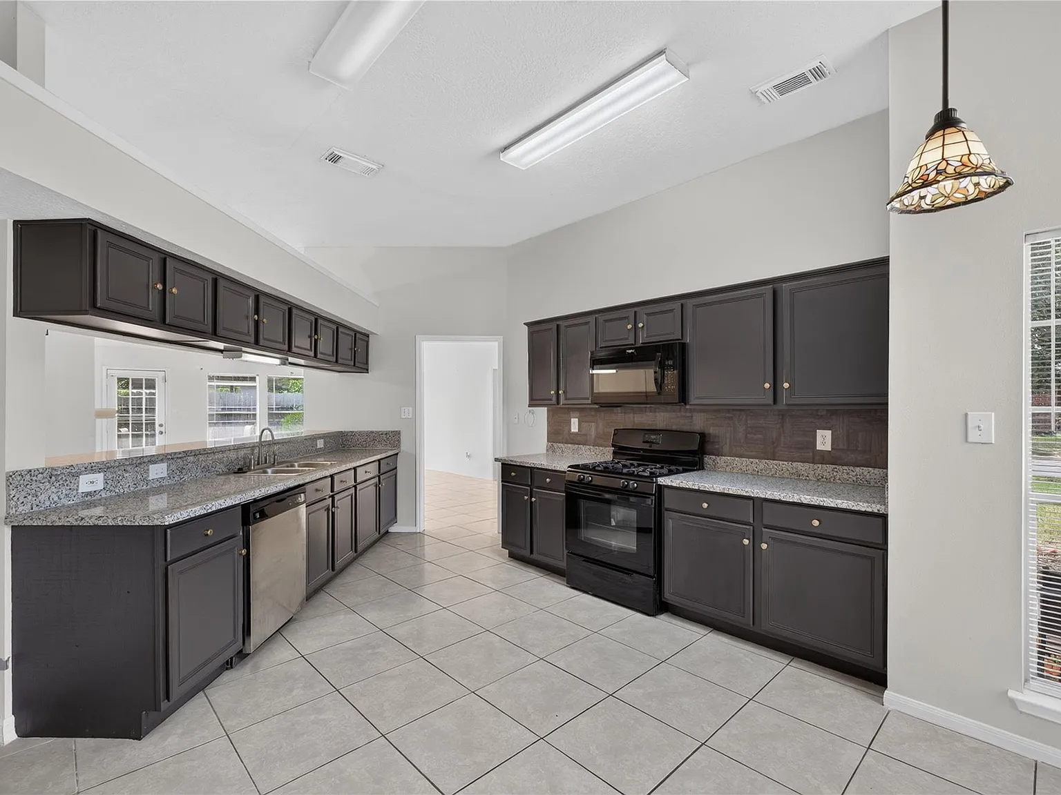 3 bed, 2.0 bath, 1860 sqft, $2,100 — Photo 1