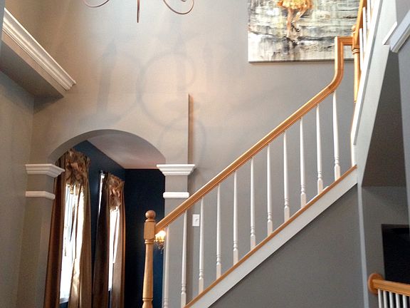 Dramatic 2-story foyer
