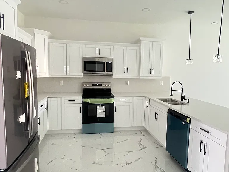 2423-2423 Lantana Ave #1 — Photo 8