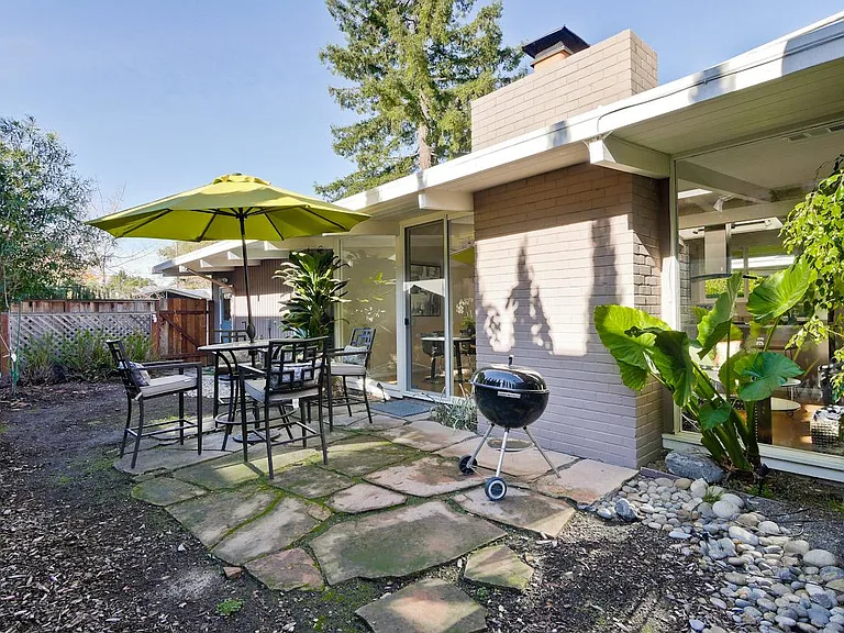 2538 Alvin St — Photo 15