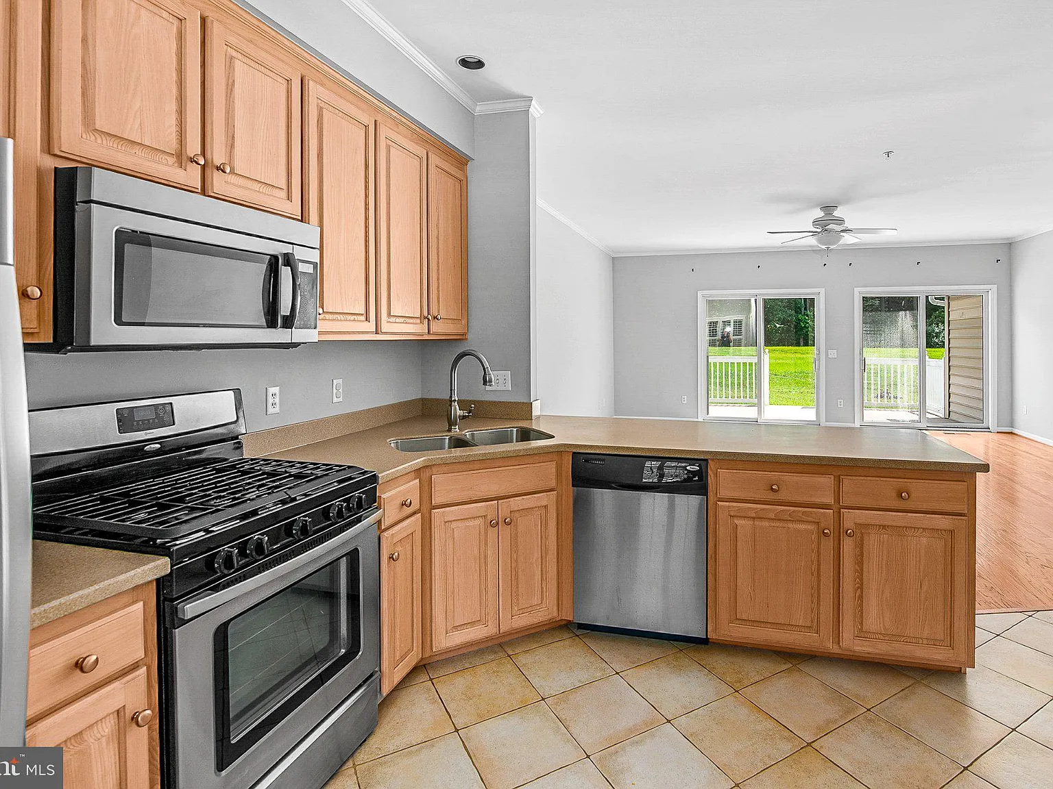 3 bed, 2.5 bath, 1360 sqft, $2,200 — Photo 3