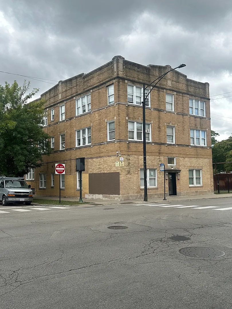 3 bed, 1200 sqft, $1,400 — Photo 1