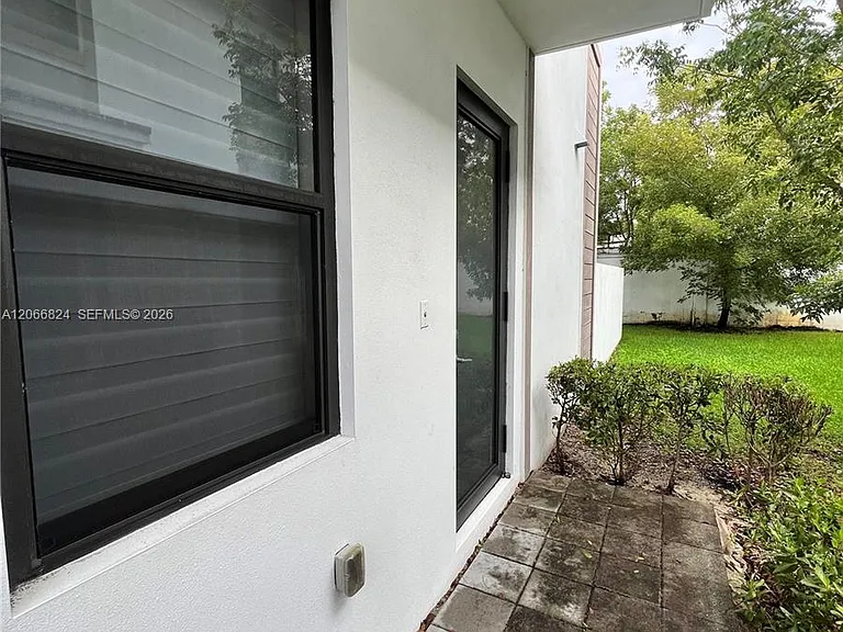 11745 SW 106th Ter #11745 — Photo 2