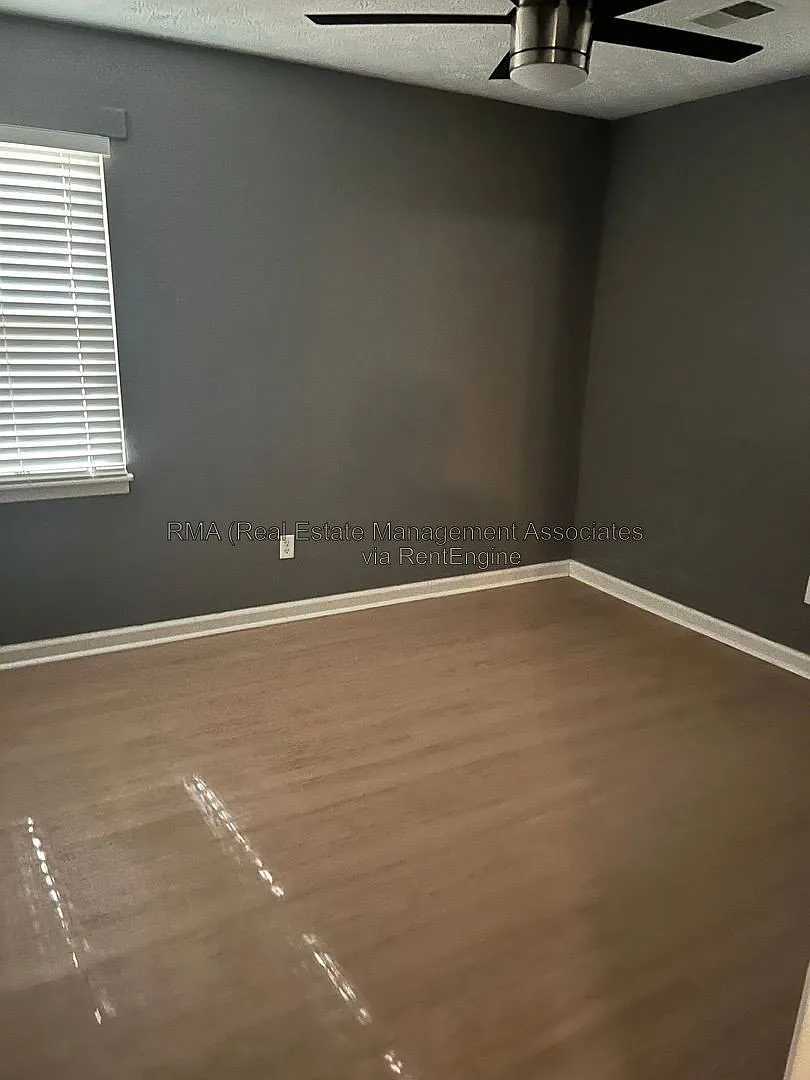 2 bed, 1.0 bath, 864 sqft, $1,300 — Photo 3