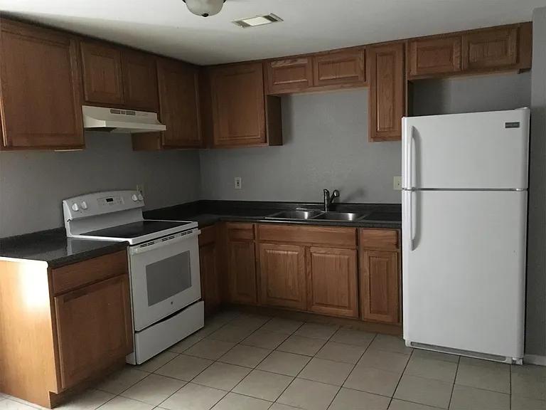423 W Woodrow St #B — Photo 5