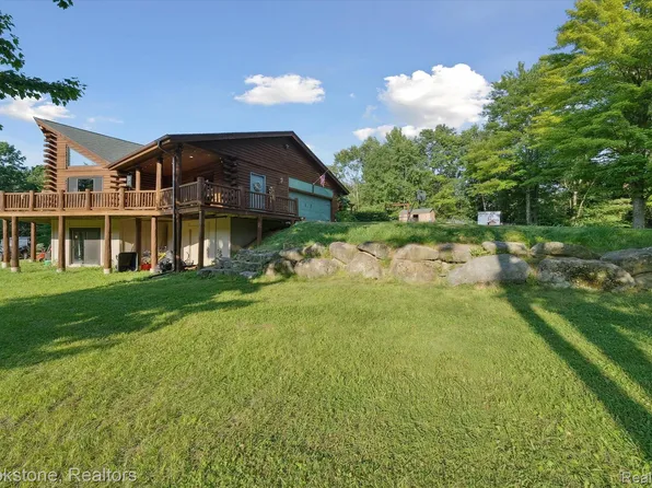 2855 Birch Grove Ct, Oxford, MI 48370