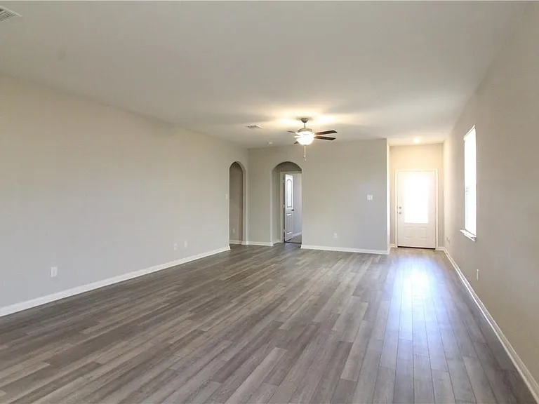 509 Washington Dr — Photo 2