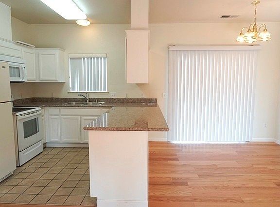 3rd image of 3845 Blackford Ave Unit 202