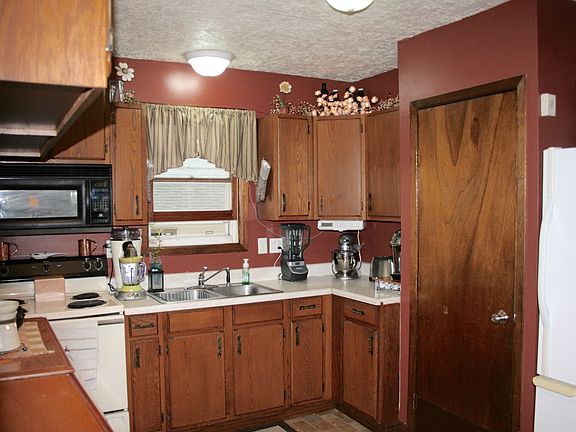 2nd image of 300 E Burnett St