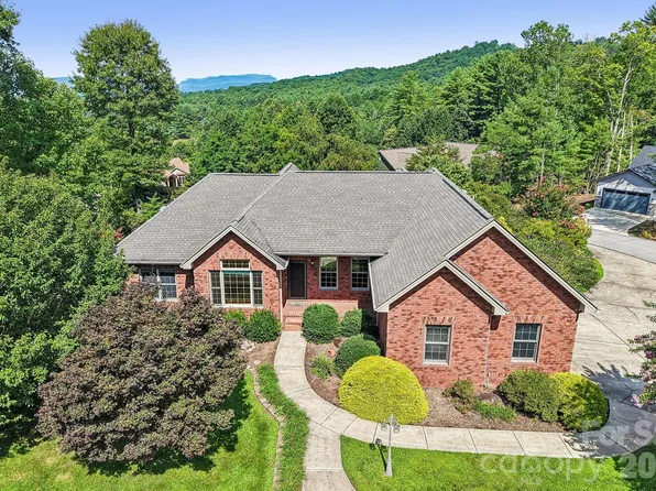 28 Tudor Crescent Ct, Hendersonville, NC 28739