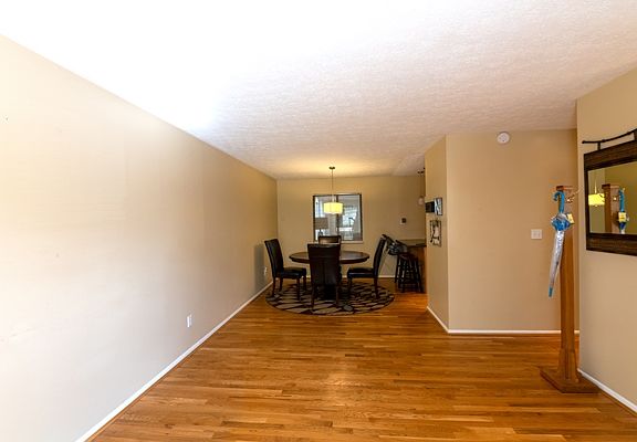 2nd image of 440 Glenview Ct