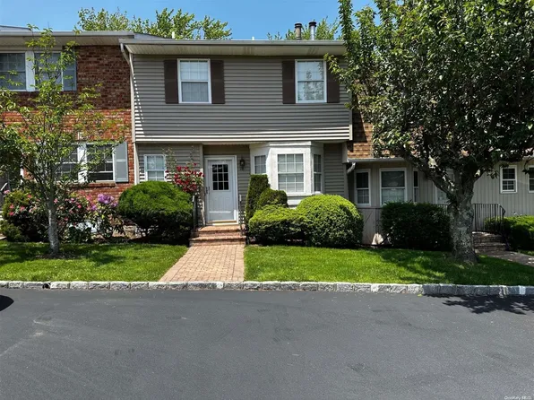 118 Woodlake Drive W #0, Woodbury, NY 11797