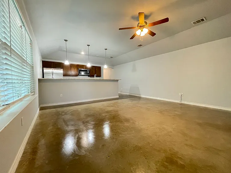 915 Rebecca Ln — Photo 4