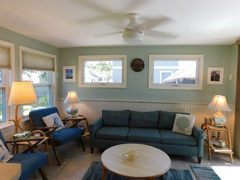 70 E Grand Ave — Photo 65