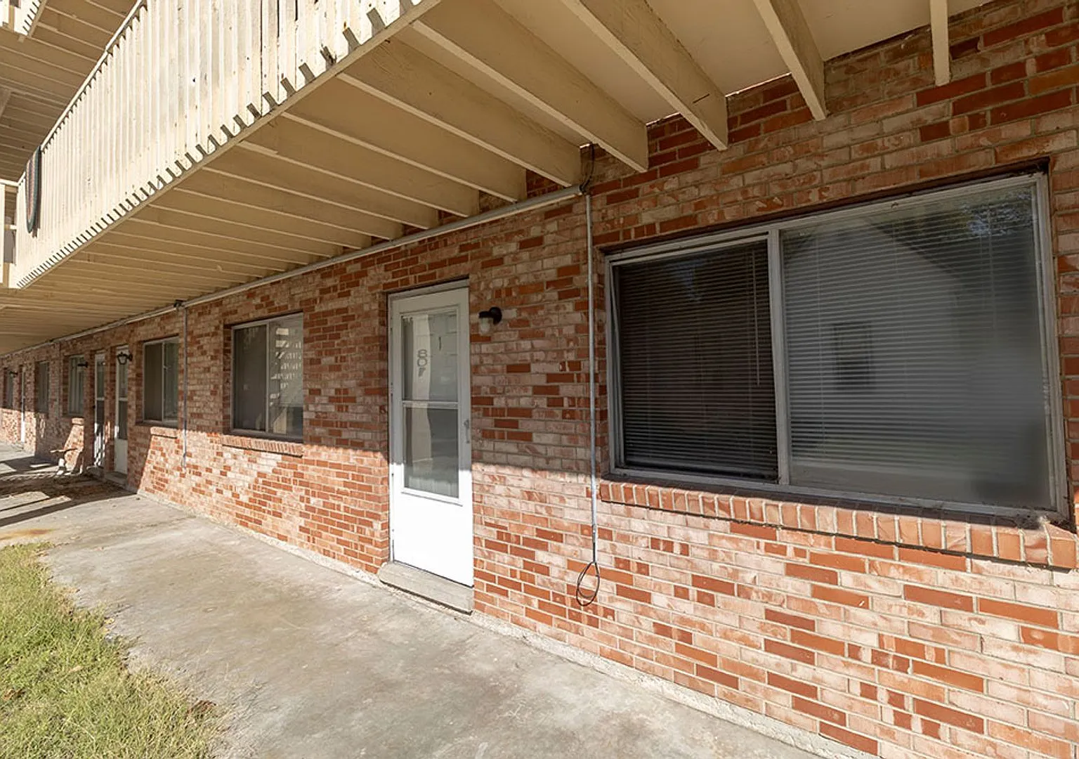 Charming two bedroom one bath Your Urban Oasis Awaits! — Photo 3