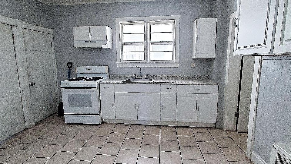 1st image of 72 1/2 Henry Ave Floor 2