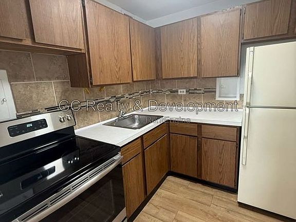 4th image of 708 W Bittersweet Pl APT 802