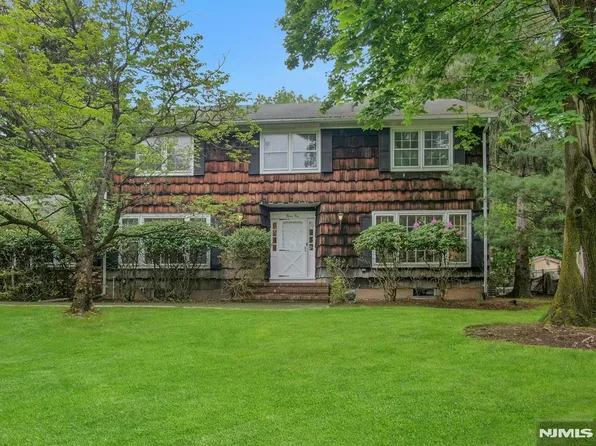 32 Country Squire Rd, Old Tappan, NJ 07675