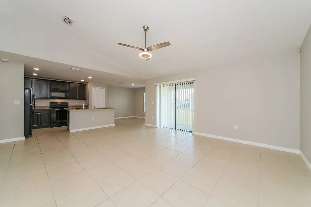 3 bed, 2.0 bath, 1684 sqft, $1,960 — Photo 4