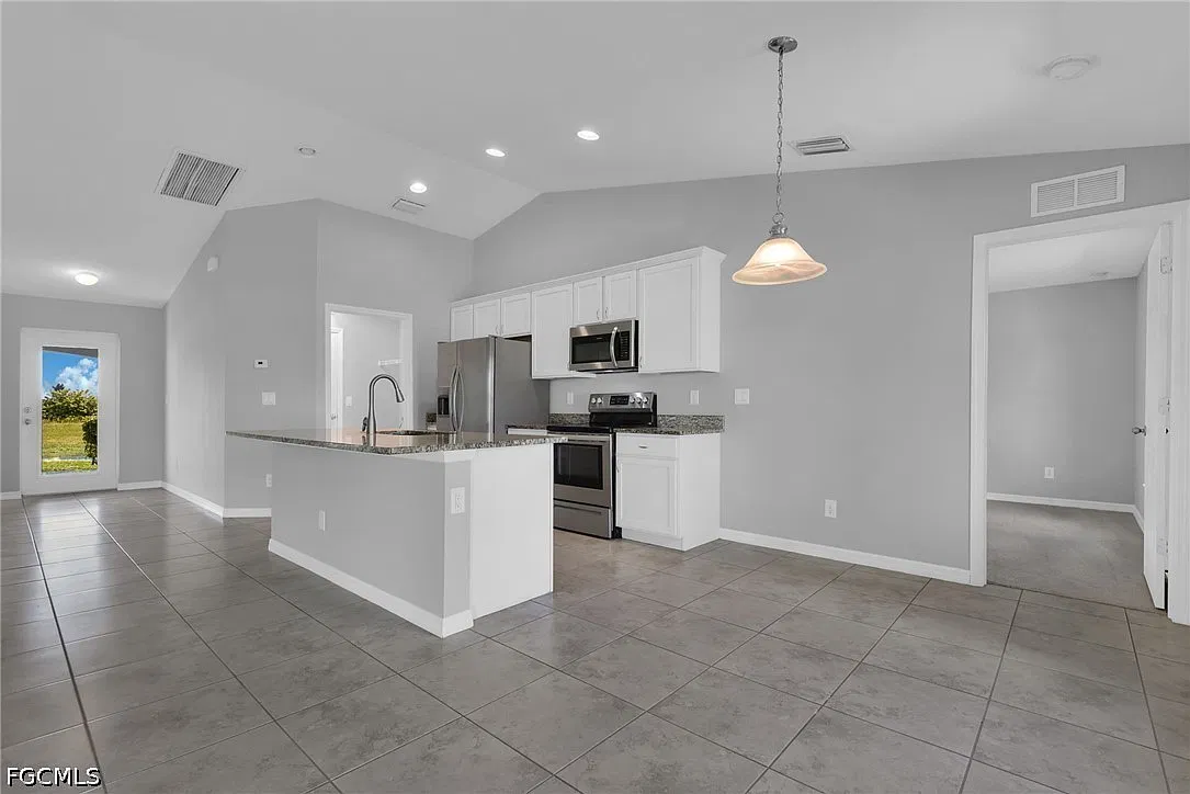 3 bed, 2.0 bath, 1469 sqft, $2,250 — Photo 4