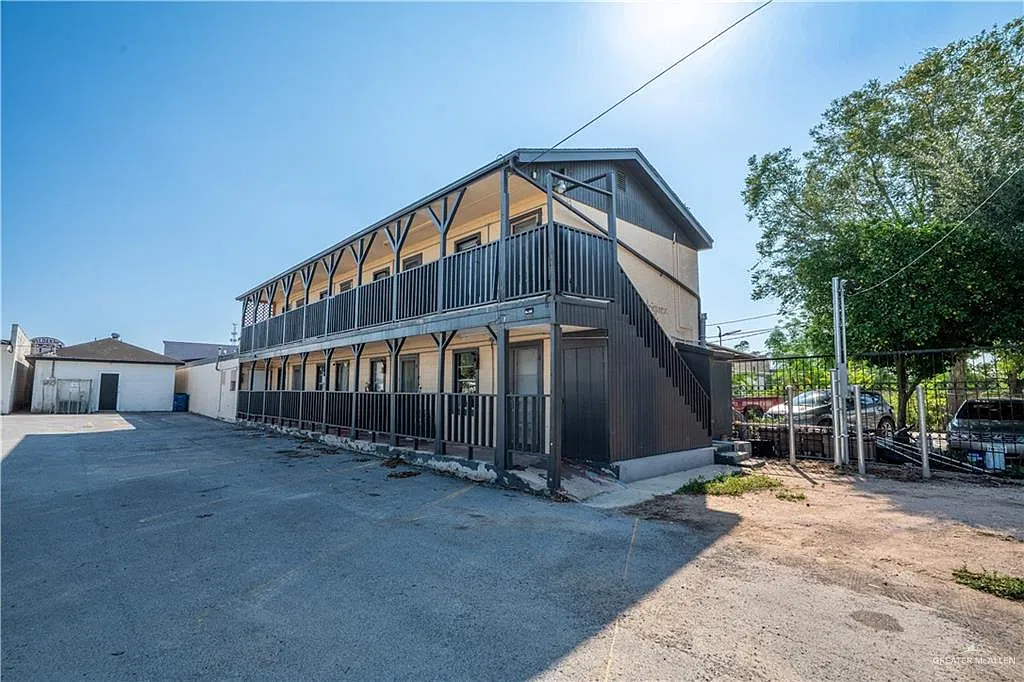 130 N Texas Ave — Photo 3