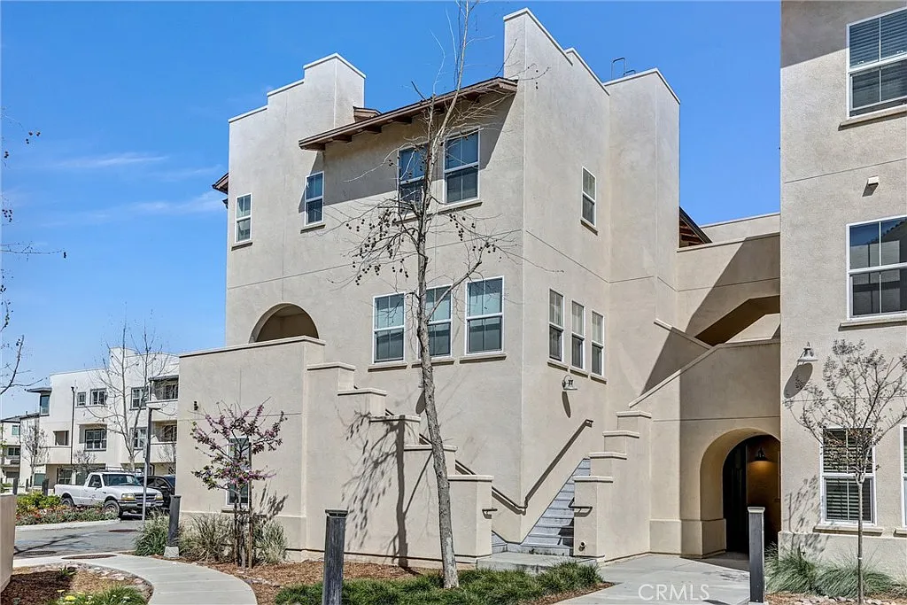 2 bed, 2.5 bath, 1342 sqft, $3,200 — Photo 3