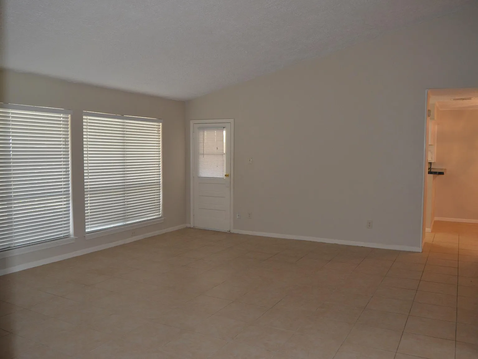2407 Quail Valley Dr E — Photo 3