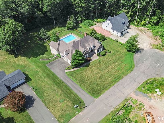 3rd image of 19 Woodcock Lane