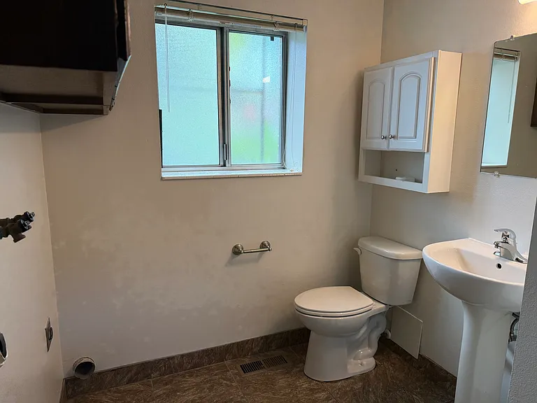 516 E Leona Ln — Photo 5