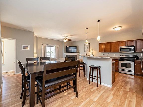2nd image of 460 Glenmoor Pl