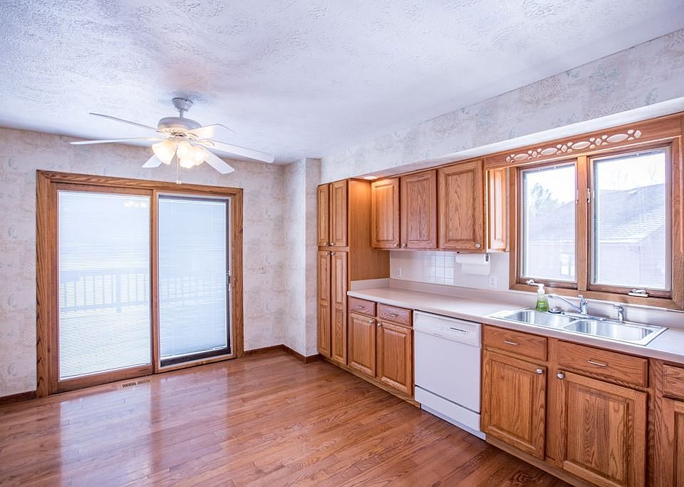 2nd image of 3295 Woodcrest Dr