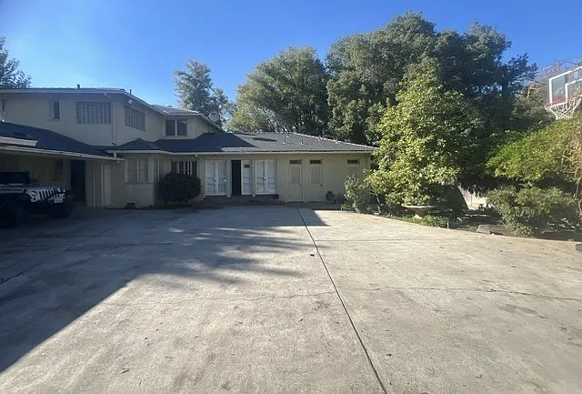 1702 Whitley Ave — Photo 2