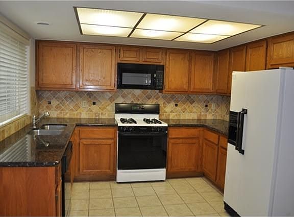 3rd image of 2907 Colony Dr