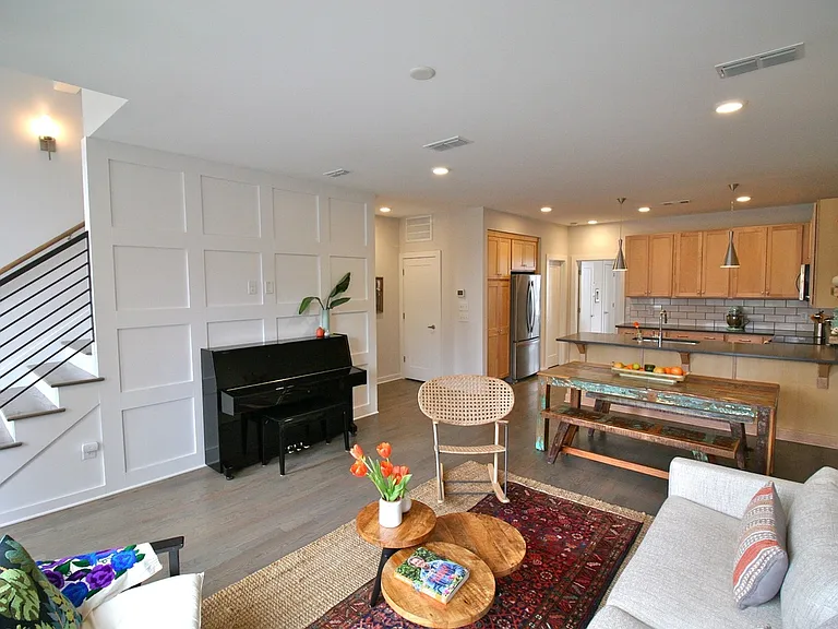 1029 Chester Ave — Photo 5